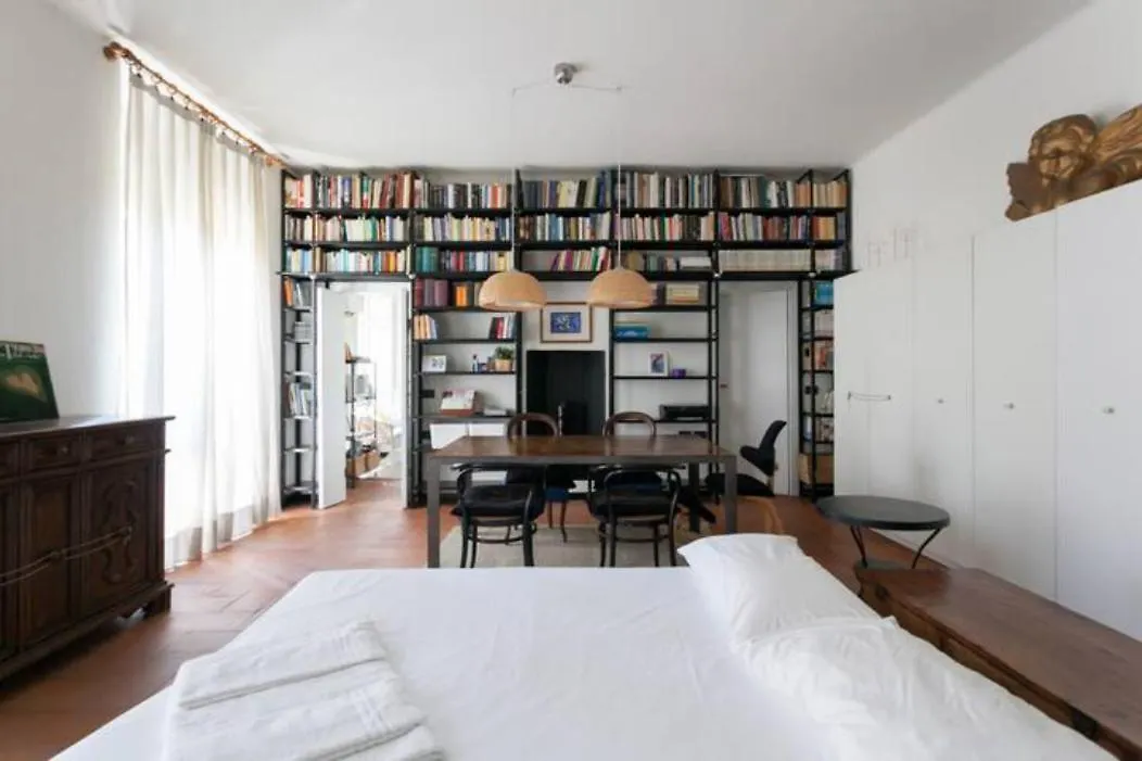 Guesthost - Porta Ticinese Balcony Apartment 米兰 0*,  意大利